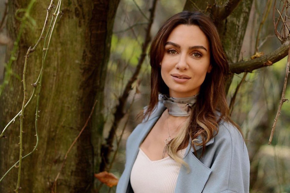 бирдже акалай фото. бирдже акалай фото. актриса бирдже акалай. бирдже акалай в платье. бирдже акалай фото.