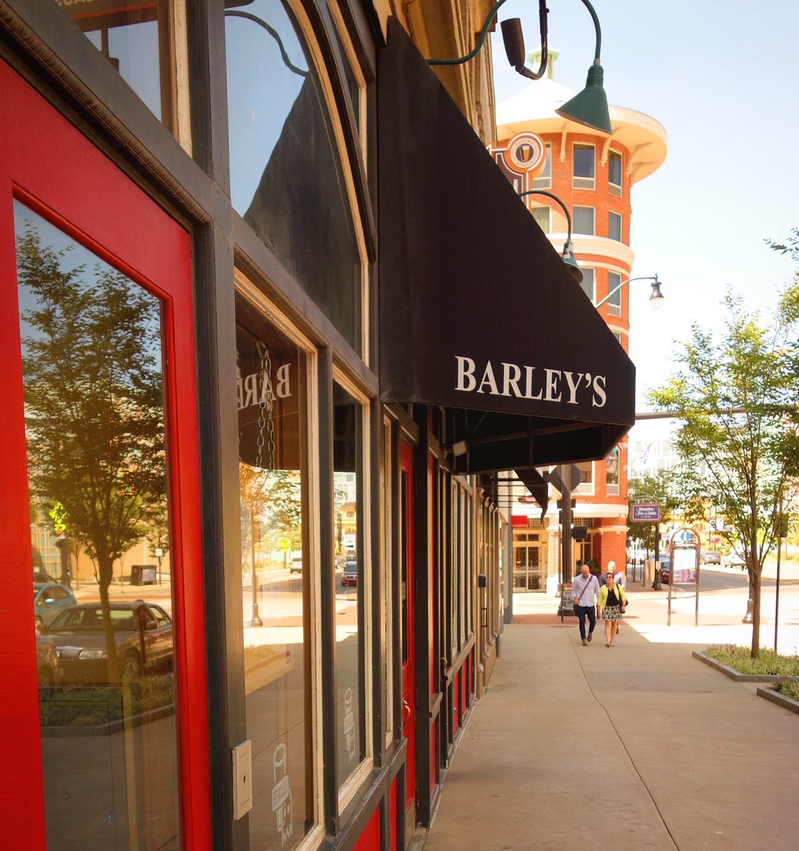 BarleysBrewing's tweet photo. So... apparently summer is not going away anytime soon. 🔥 We offer shelter from swelter, so come chill out! 😎 #asseenincolumbus #whensfall 🍂 https://t.co/w8dfXJd4ZG