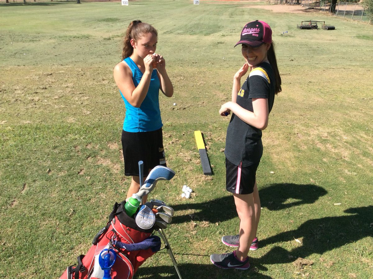 ChargersGolf's tweet image. It’s Monday and we’re back at it! #girlsgolf #chargersgolf #rangepractice
