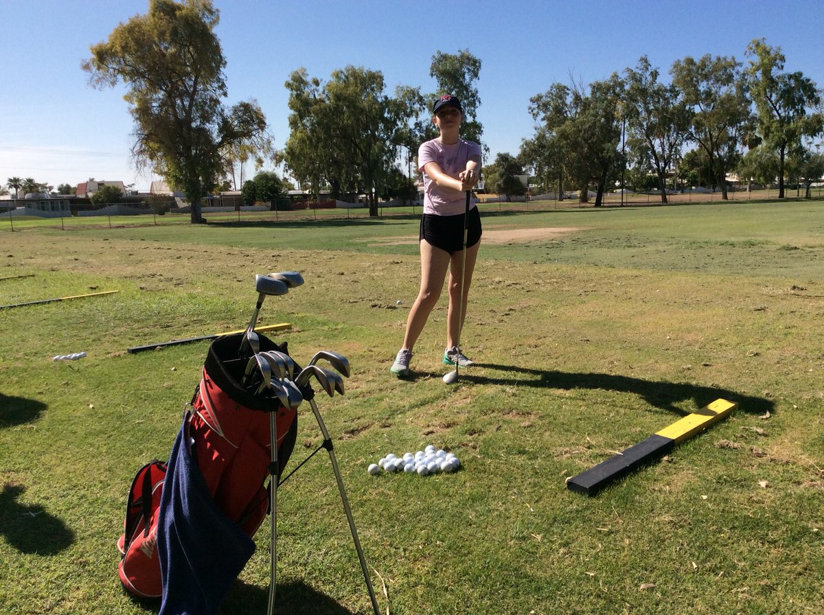 ChargersGolf's tweet image. It’s Monday and we’re back at it! #girlsgolf #chargersgolf #rangepractice