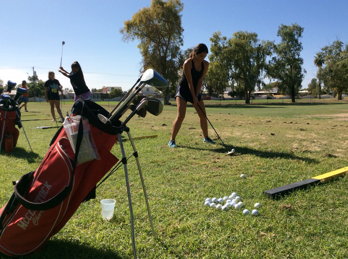 ChargersGolf's tweet image. It’s Monday and we’re back at it! #girlsgolf #chargersgolf #rangepractice