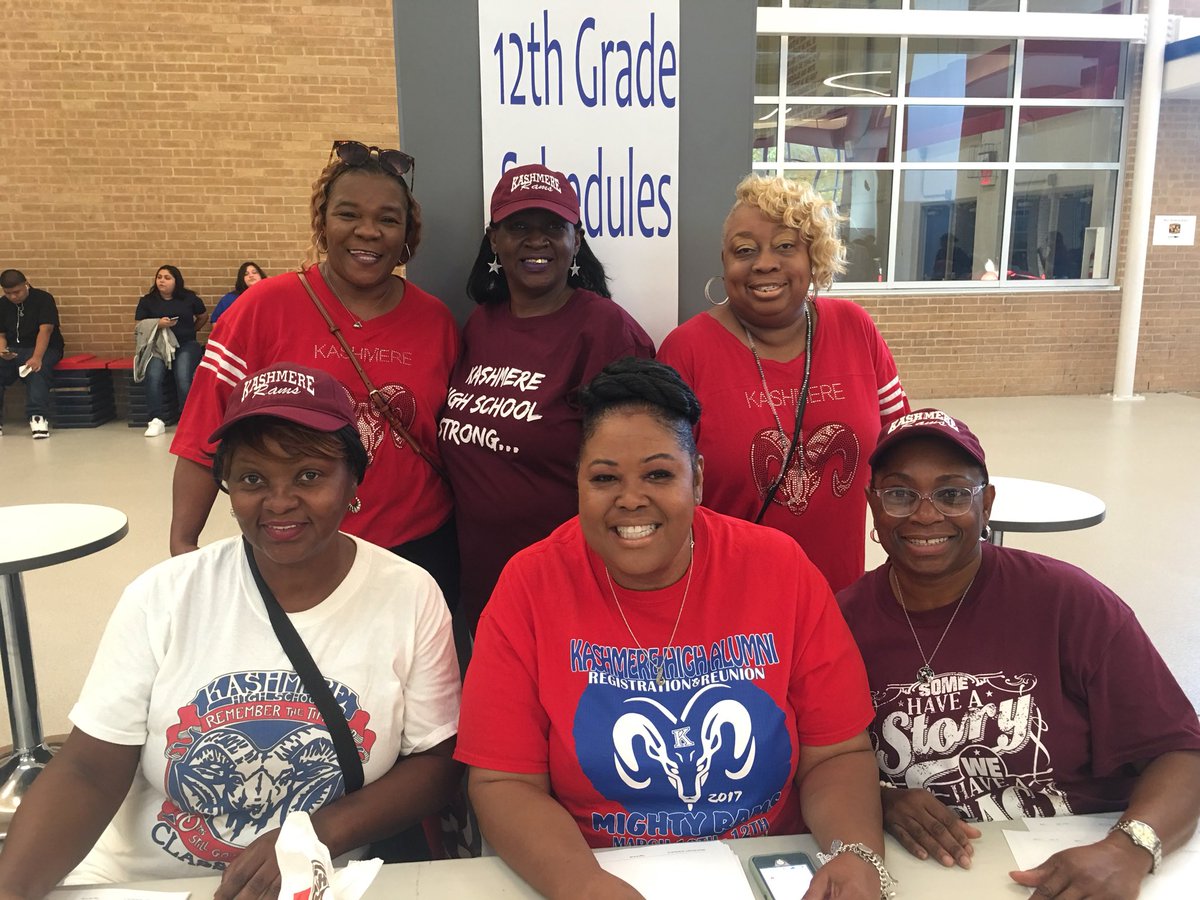trinamwright's tweet photo. Awesome support on the first day of school at Kashmere! #HISDwelcomeback @HISD2College @HISDSupe @KashmereHS https://t.co/HW4B3Mb1aW
