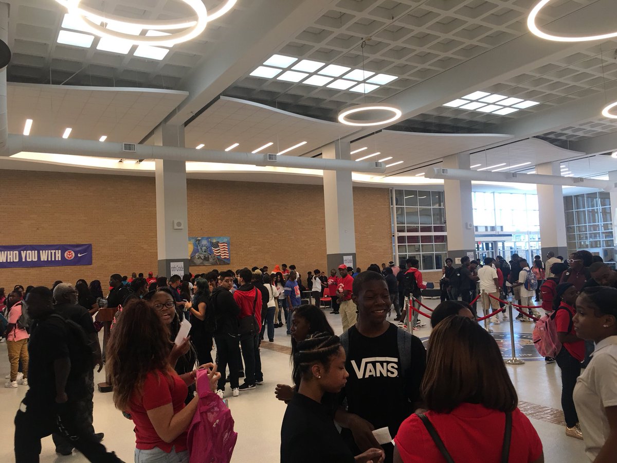 trinamwright's tweet photo. Awesome support on the first day of school at Kashmere! #HISDwelcomeback @HISD2College @HISDSupe @KashmereHS https://t.co/HW4B3Mb1aW