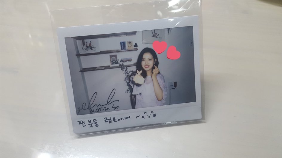 yeojinist's tweet photo. olivia hye's signed polaroid 💕💕💕💕

cr. HEECHUU1 https://t.co/CCOTXCPrrE
