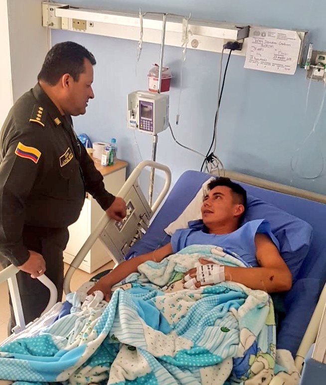 GeneralNietoR's tweet photo. Visitamos en el Hospital Central de @PoliciaColombia a nuestro subintendente Jefrey Jonatan Cárdenas Méndez, quien sufrió graves heridas en medio de su labor en el proceso de erradicación de cultivos de coca en #Tumaco, ya está siendo tratado y fuera de peligro. https://t.co/hEL3u0hlND