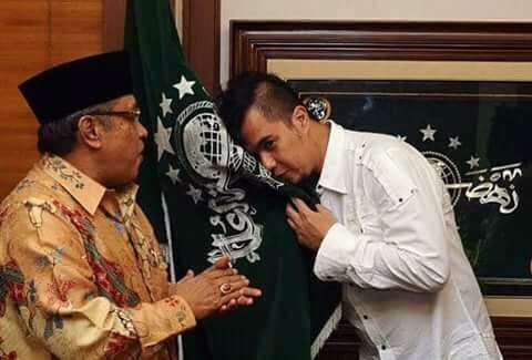 HerryYulianto9's tweet photo. saat kau ada konflik dengan FPI,Kau merapat bersama PBNU lalu kau cium simpul bendera lambang kebesaran NU,tetapi kenapa kau malah cengar cengir saat ada seseorang menghina Banser *d*ot,sebegitu kah moral mental mu sebagai poliTikus kutu loncat..ckckck 
@AfifFuadS 
@GPAnsor_Satu https://t.co/ebusFFP2aE