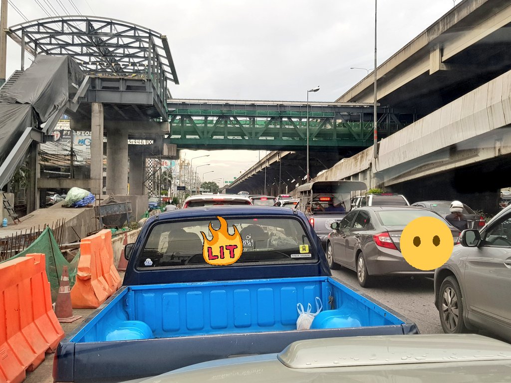 Pummkrittanon's tweet photo. @fm91trafficpro ร้องเรียนครับ 07.00 น. วิภาวดีขาเข้า หน้าโรงงานยาคูลท์ ทางคู่ขนาน ตำรวจกั้นทางให้รถสะพานกลับรถนานเกินไป ทำให้ทางหลั��ท้ายสะสมหยุดนิ่งเกือบถึงหลักสี่ https://t.co/bBQ0aYSFCP