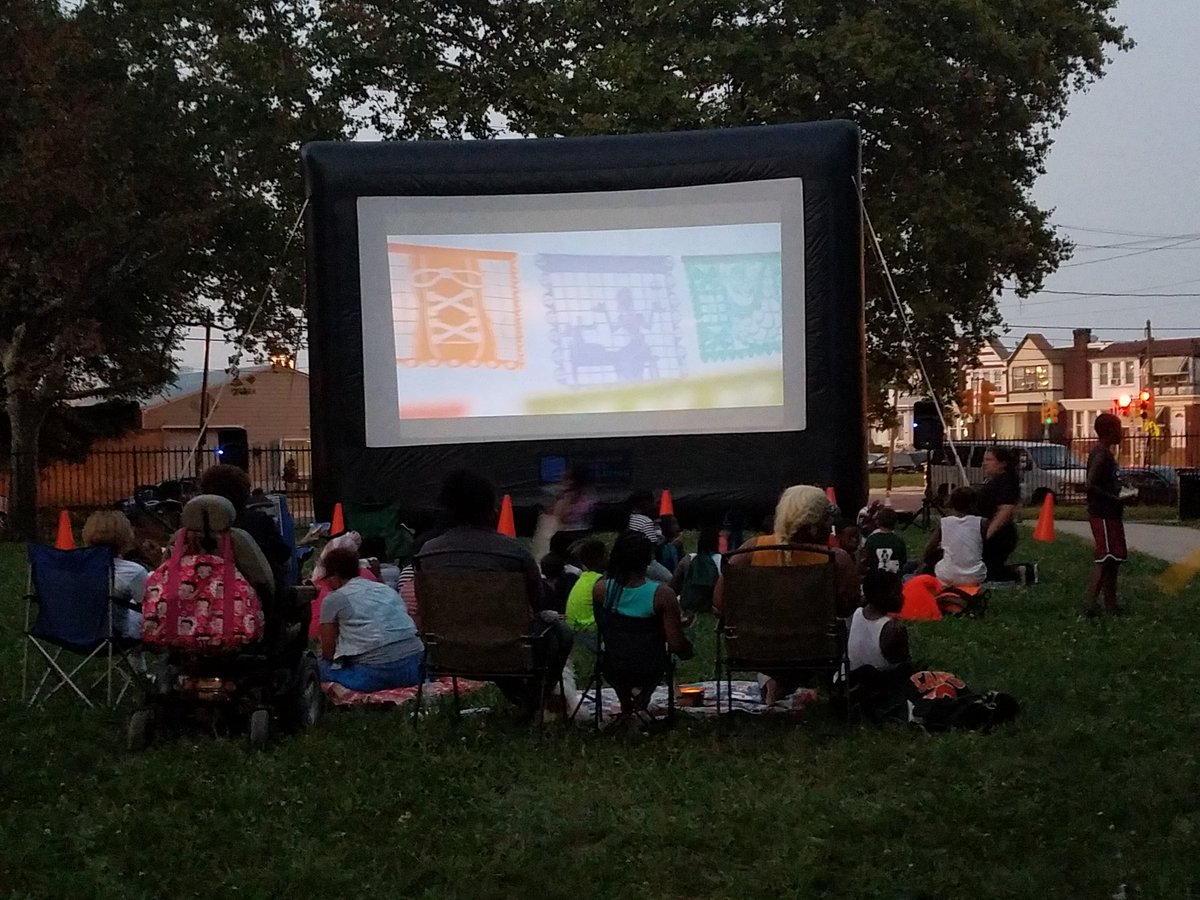 PPD01Dist's tweet photo. @PPD01Dist movie night ops 24th and Snyder Ave. @WPNAPhilly @PhillyPolice
#safetythroughservice https://t.co/SLghrERlDs