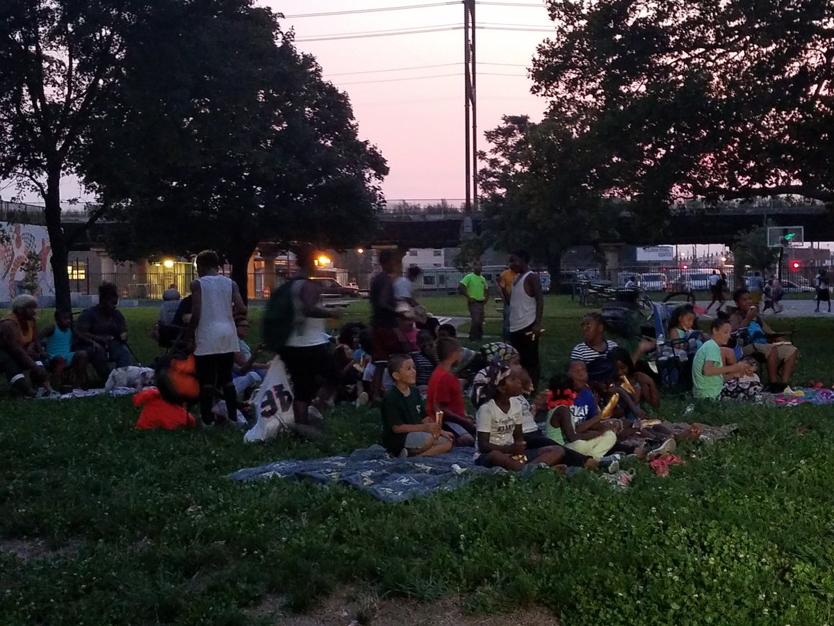 PPD01Dist's tweet photo. @PPD01Dist movie night ops 24th and Snyder Ave. @WPNAPhilly @PhillyPolice
#safetythroughservice https://t.co/SLghrERlDs