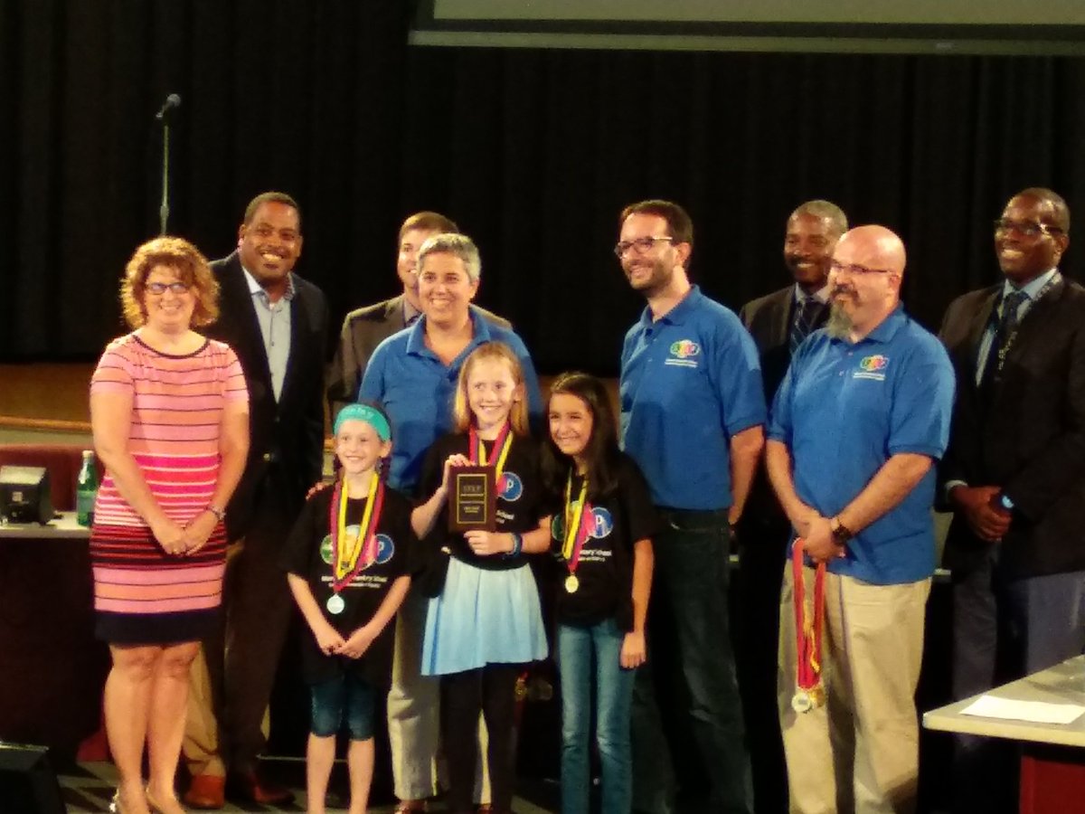 matoedtech's tweet photo. @MaxwellCougars WMAX Morning News Show in #Spanish gets recognized at the @FCPSKY Board Meeting for receiving the Best K-5 Newscast in @STLPKentucky Thanks @FCPSManny and rest of the board members! #SomosMaxwell https://t.co/BCdtwZnLDL