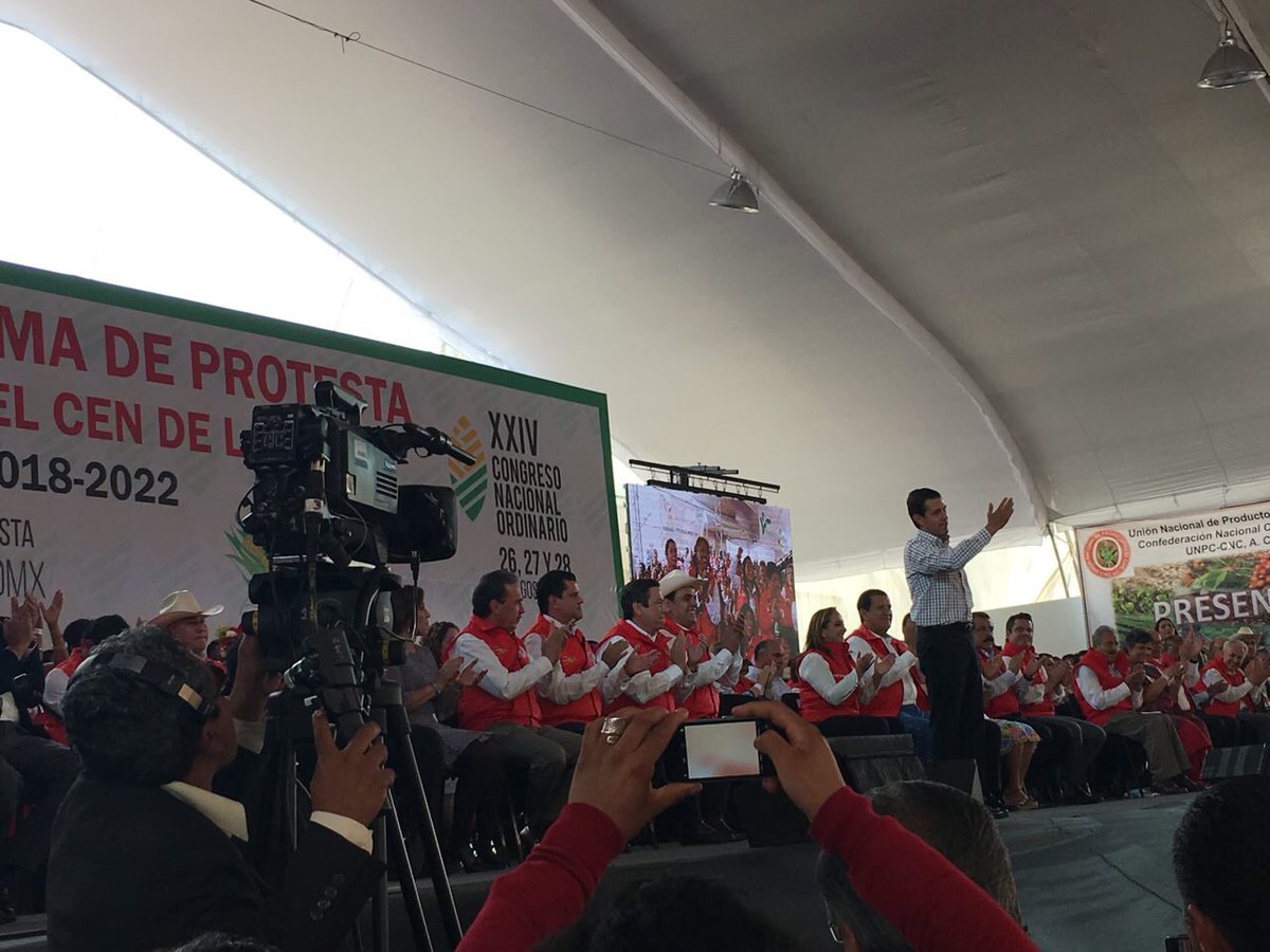 XimenaPuente's tweet photo. Enhorabuena @hernandezderas por la toma de protesta como Presidente del @CNC_CEN. https://t.co/OIAKbryrT2