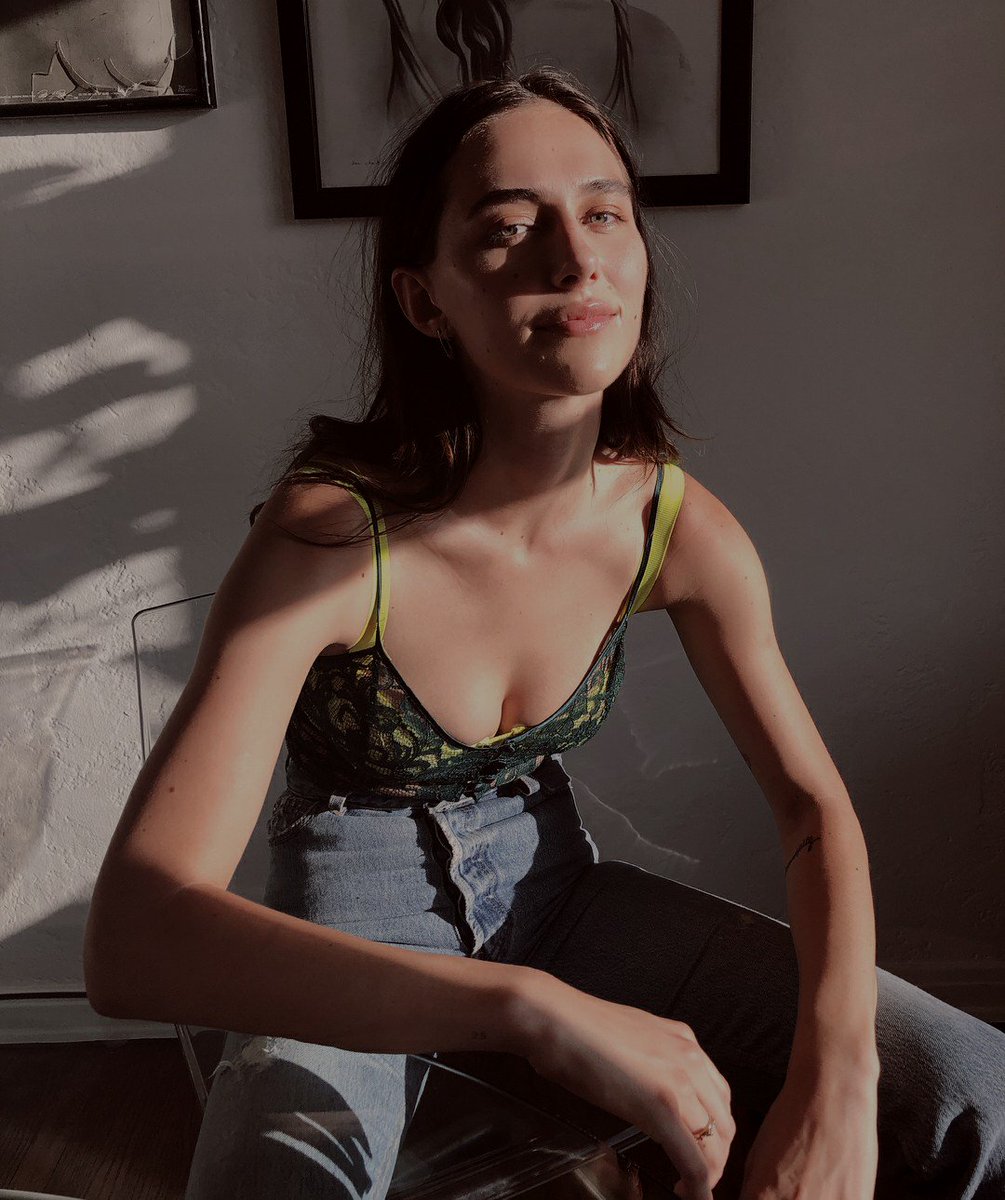 십이┇Tu cuerpo es mi patria
rodeado de dos océanos.
Y un hermoso horizonte,
su paisaje son dos colinas
y un valle fértil cómo su monte de Venus en donde ondea una bandera, cómo su pelo con el viento.