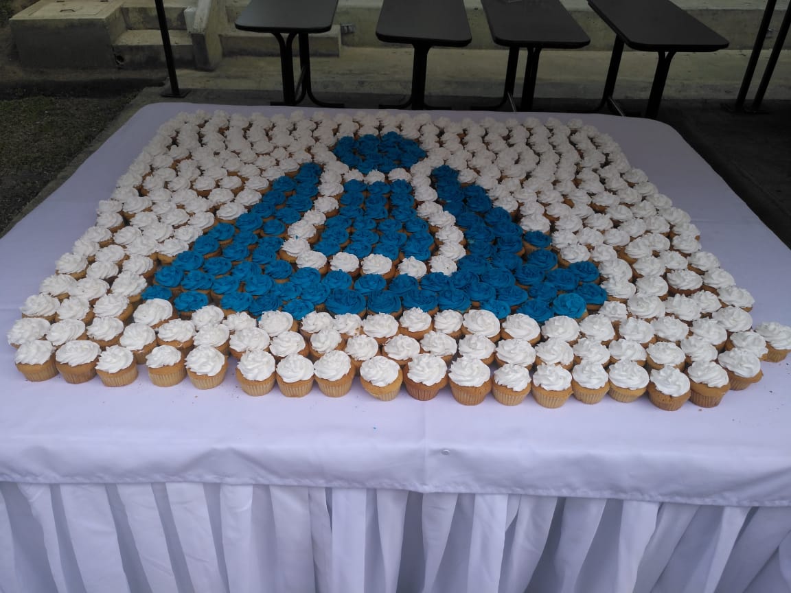 cegc007's tweet photo. Con sentimientos encontrados, feliz por que esta de cumpleaños 38  @Unibague y triste por q @hpknudsenq decidió comprar cupcake de lugar desconocido y sin saber si estaba vigilado por el @invimacolombia y no encargar el postre q se merecía la U en la pastelería @Nicolukas https://t.co/oyWYQ0ulJd