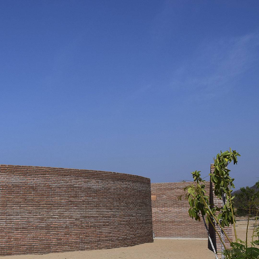 casawabi's tweet image. El pabellon de barro de Álvaro Siza alberga un horno, bodega, áreas de aseo y una sala de usos múltiples aquí se imparten talleres de barro para niños en colaboración con escuelas locales y colectivos de cerámica nacionales. 

#ProgramasComunitarios  #ProgramaDeBarro #AlvaroSiza