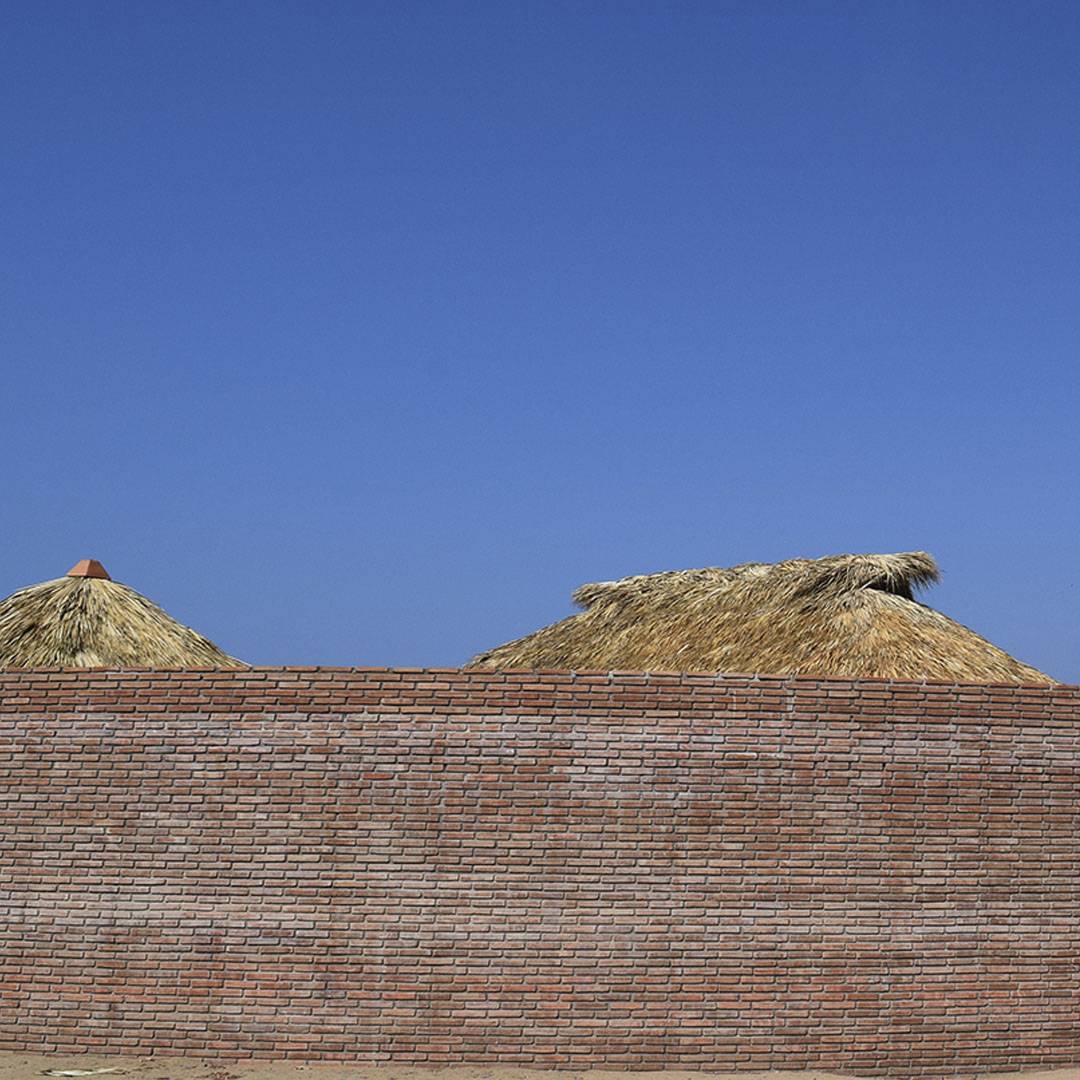 casawabi's tweet image. El pabellon de barro de Álvaro Siza alberga un horno, bodega, áreas de aseo y una sala de usos múltiples aquí se imparten talleres de barro para niños en colaboración con escuelas locales y colectivos de cerámica nacionales. 

#ProgramasComunitarios  #ProgramaDeBarro #AlvaroSiza
