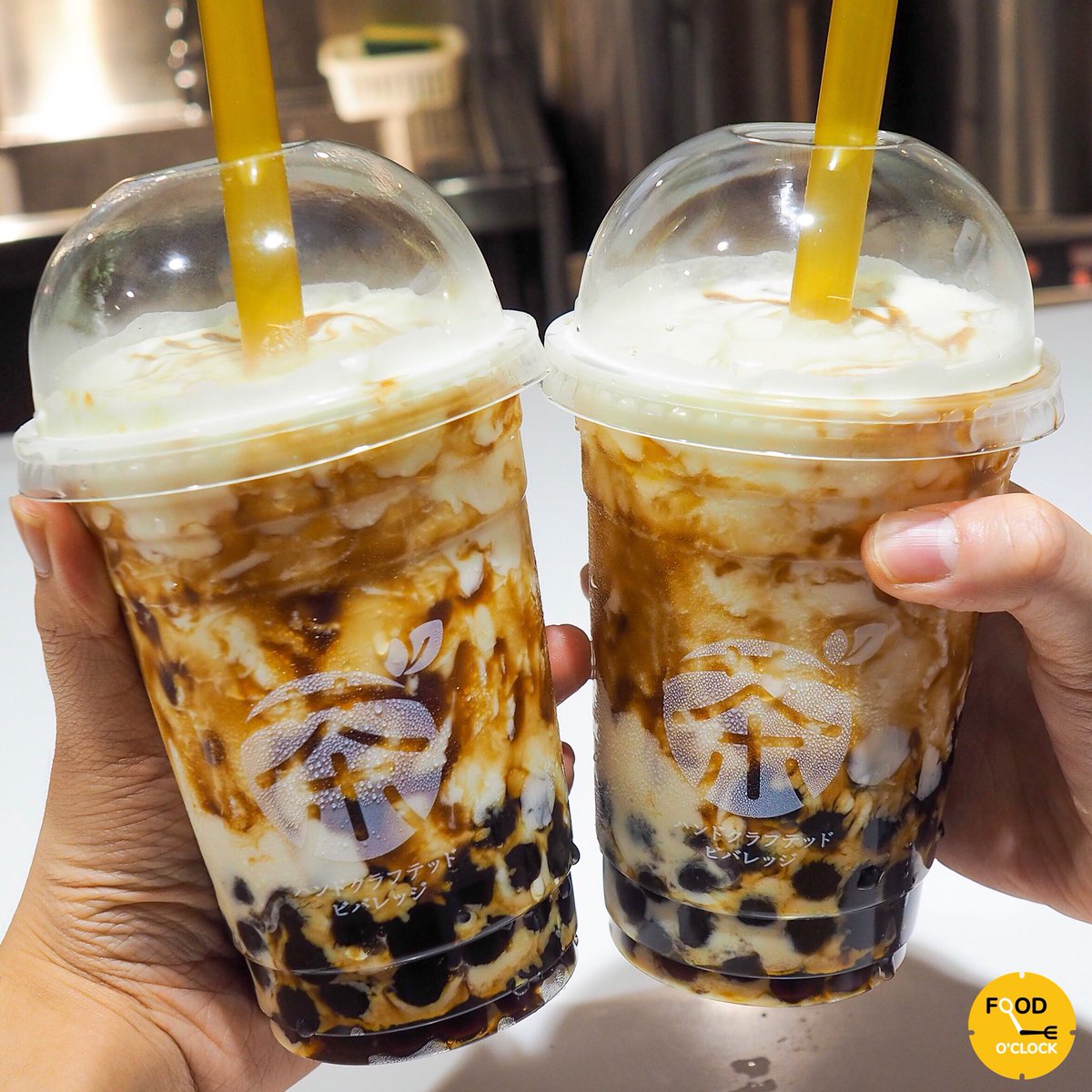 foodoclockth's tweet photo. ⚫️♨️🥛นมสดกับไข่มุกออนเซ็นอุ่นๆ นุ่มมหนึบบ ท็อปครีมสด! เวลาดื่มจะได้รสสัมผัส ร้อน-อุ่น-เย็น  ชอบที่แบบหวานพอดี ไม่หวานแหลมเลย เมนูนี้คือ Supreme Kurokuro Onsen  เครื่องดื่มมุกที่ชอบสุดตอนนี้ ซ้ำมาหลายรอบแล้ว!
📍: Nomi Mono, 2nd Fl., Siam Square1 #อร่อยไปแดก #อร่อยบอกต่อ https://t.co/sMZxdRMSJS