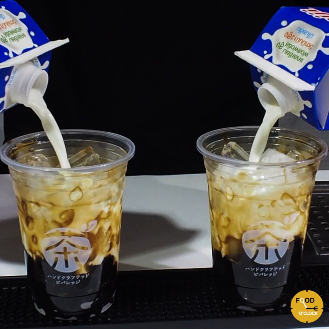 foodoclockth's tweet photo. ⚫️♨️🥛นมสดกับไข่มุกออนเซ็นอุ่นๆ นุ่มมหนึบบ ท็อปครีมสด! เวลาดื่มจะได้รสสัมผัส ร้อน-อุ่น-เย็น  ชอบที่แบบหวานพอดี ไม่หวานแหลมเลย เมนูนี้คือ Supreme Kurokuro Onsen  เครื่องดื่มมุกที่ชอบสุดตอนนี้ ซ้ำมาหลายรอบแล้ว!
📍: Nomi Mono, 2nd Fl., Siam Square1 #อร่อยไปแดก #อร่อยบอกต่อ https://t.co/sMZxdRMSJS