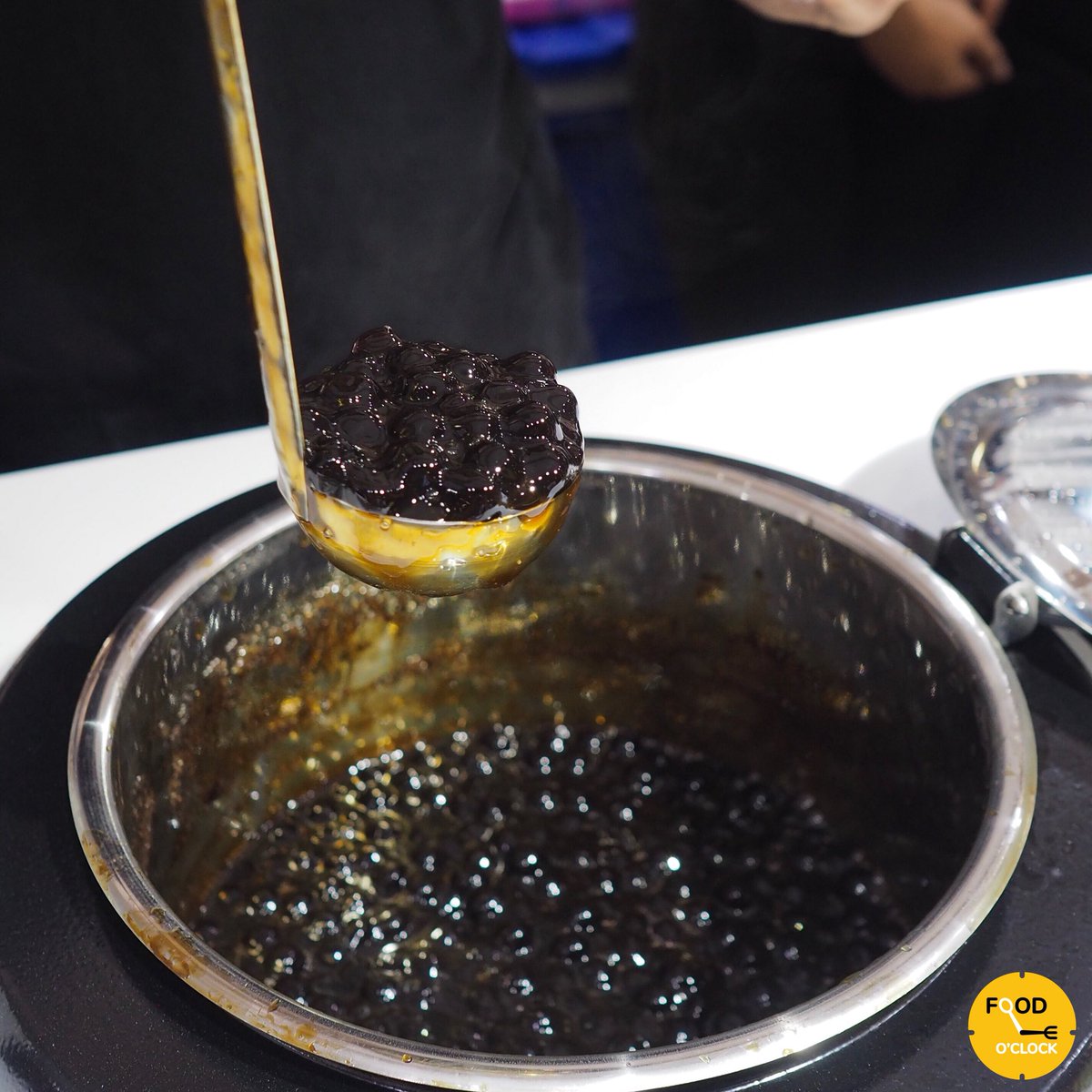 foodoclockth's tweet photo. ⚫️♨️🥛นมสดกับไข่มุกออนเซ็นอุ่นๆ นุ่มมหนึบบ ท็อปครีมสด! เวลาดื่มจะได้รสสัมผัส ร้อน-อุ่น-เย็น  ชอบที่แบบหวานพอดี ไม่หวานแหลมเลย เมนูนี้คือ Supreme Kurokuro Onsen  เครื่องดื่มมุกที่ชอบสุดตอนนี้ ซ้ำมาหลายรอบแล้ว!
📍: Nomi Mono, 2nd Fl., Siam Square1 #อร่อยไปแดก #อร่อยบอกต่อ https://t.co/sMZxdRMSJS