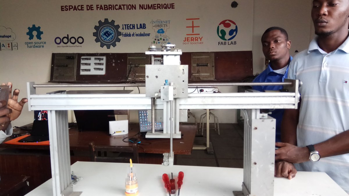 iTechLab_ci's tweet photo. Maintenance d'un portique par les makers de #iTECH_LAB.
Nous envisageons de le programmer avec #ARDUINO.
#FabLab
#Abidjan
#Bouake https://t.co/DMgWN3Wdvr