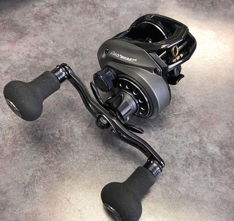 Abu_Garcia's tweet photo. The new #RevoBeast holds a ton of line and is a strong option for big swim baits and crank baits. 📷: @mattflorentino https://t.co/n2bQ1P18Db