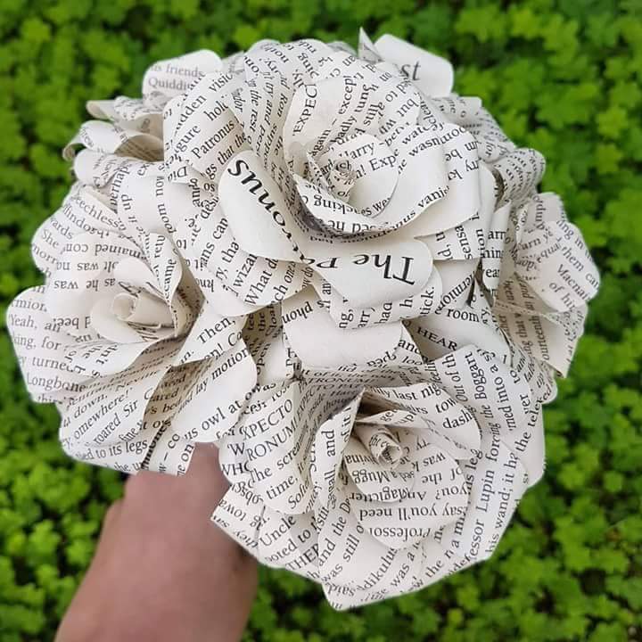 HeartsNovel's tweet photo. Harry Potter seriously has my heart. ❤️🧙‍♂️

#bibliophile #bookaddict #wedding #bride #geek  #paperbouquet #bookbouquet #alternative  #harrypotter #weddinginspiration #geelong #homedecor  #Melbourne #melbourneartist #hogwarts #love #romantic #flowers #artist #weddingbouquet https://t.co/JKHDOv8A6Y