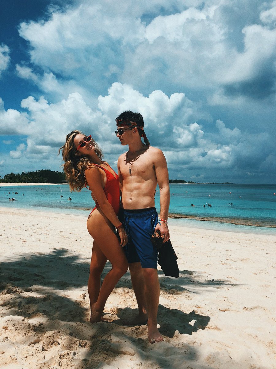 dyIansummerall's tweet photo. get you a girl that does both❤️ https://t.co/VWLIET2nJJ