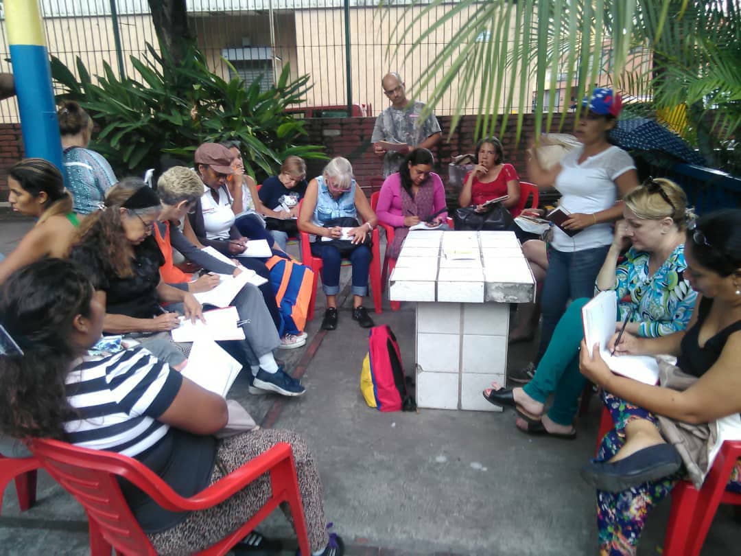 LaAranera's tweet photo. @NicolasMaduro En la sede del Consejo Comunal Boleita Sur, plaza Boleita Sur, se realizó reunión informativa con voceros d los Consejos Comunales q conforman la #ComunaApacuana parroquia Leoncio Martínez con el fin d elegir Parlamento Comunal y Unidad Financiera 👏#AhorroEnOro https://t.co/OJurHcidQQ