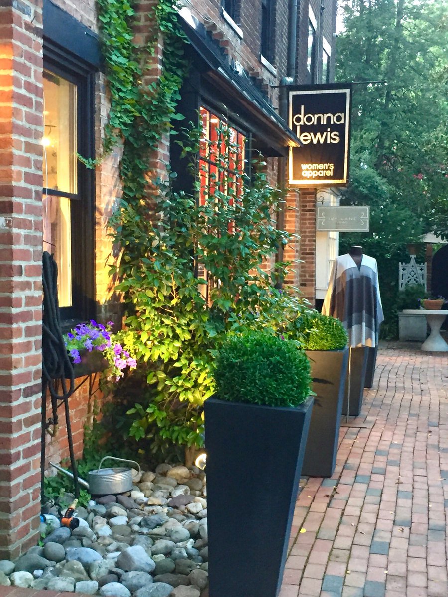 HobanGirl's tweet photo. Window shopping along #CameronStreet ... ooh, fine Italian cashmere and leather. #bliss #eclectic #OldTown #Alexandria https://t.co/660dChcLtN