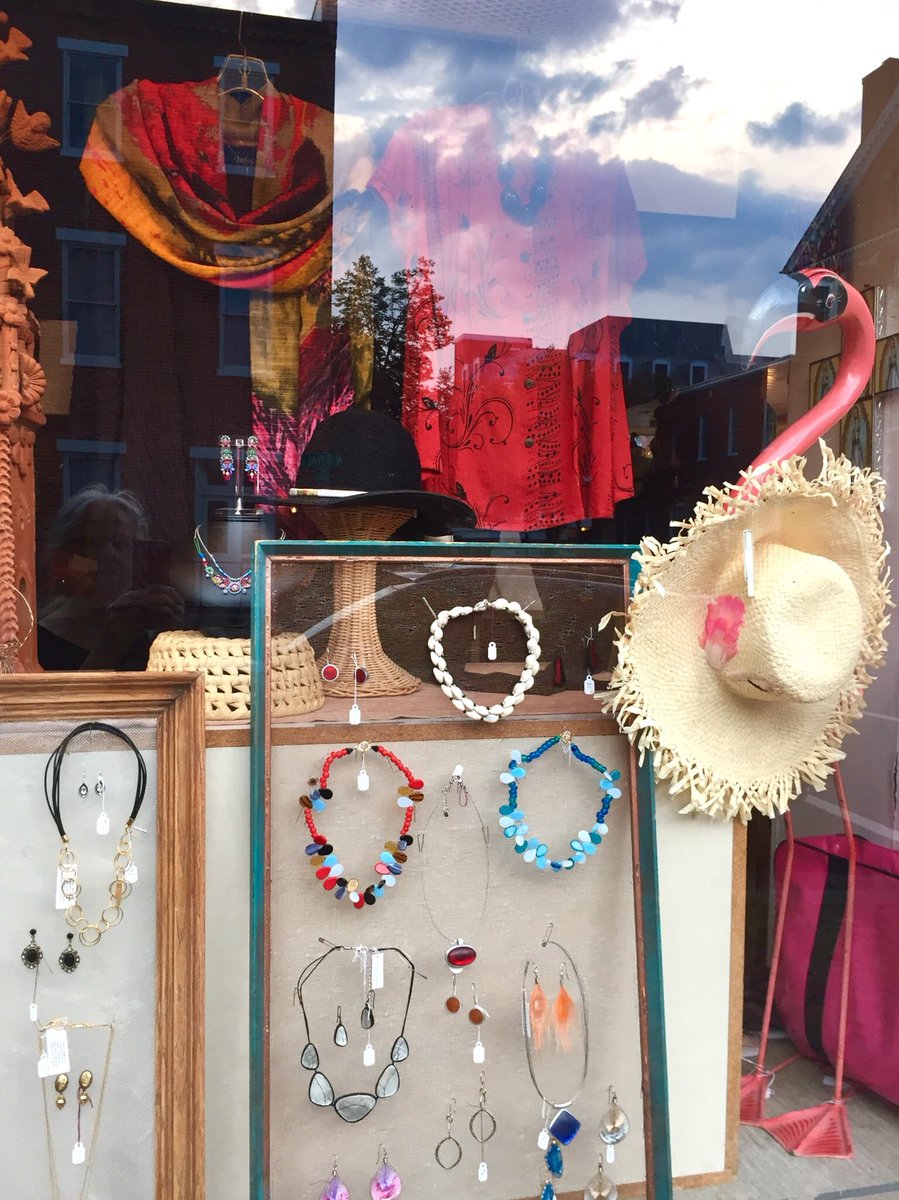 HobanGirl's tweet photo. Window shopping along #CameronStreet ... ooh, fine Italian cashmere and leather. #bliss #eclectic #OldTown #Alexandria https://t.co/660dChcLtN