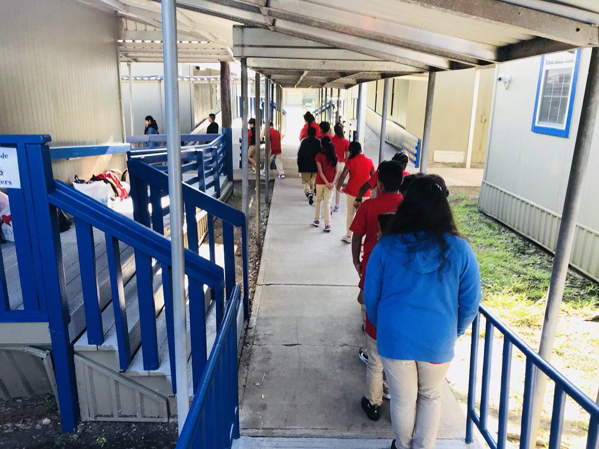 SuttonES_HISD's tweet image. Is it really our first day? 4S lines looked great! Way to set the expectation on day 1! #GoingForGold #SuttonPride  #StraightStillSilentSmiling