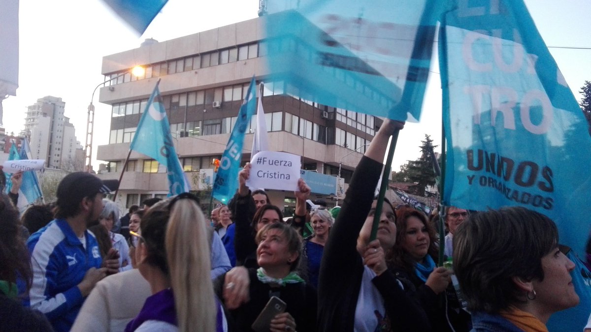Encuentronqn's tweet photo. Multitudinaria marcha en #Neuquén apoyando a Cristina. 
#NoMeArrepiento 
#FuerzaCristina https://t.co/teV8KIczvy