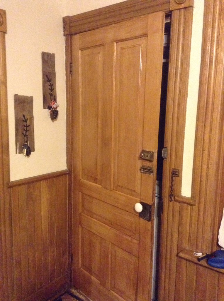 saraemorrow's tweet image. This summer I refinished my kitchen table and main door. I have never done anything like this before and so happy with the outcome. I wish I was able to share this with my dad. He would have loved it. #nevertoooldtolearnnewtricks #hugyourdad #summerofprojects