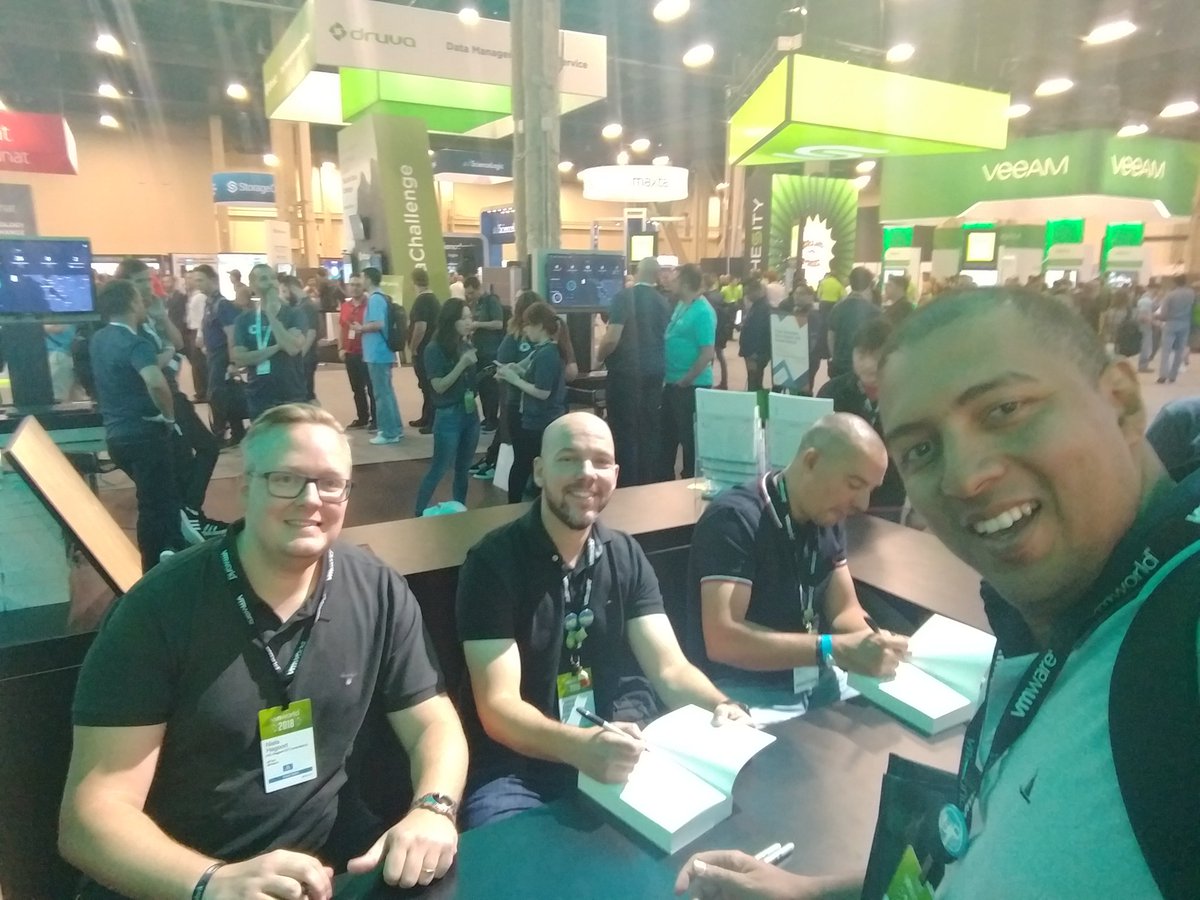 arlessantana's tweet image. Recebendo o livro #ClusteringDeepDive direto dos autores @NHagoort @FrankDenneman e @DuncanYB #VMworld2018