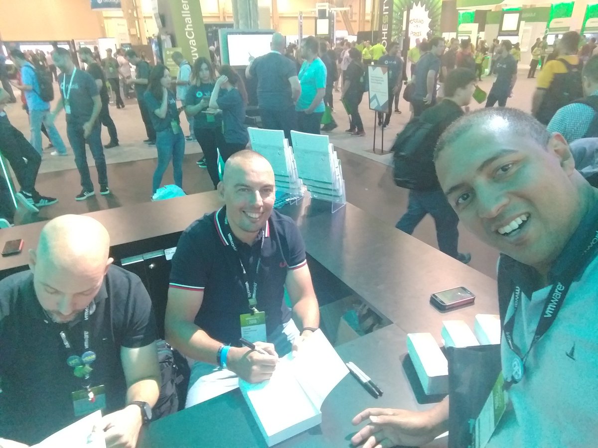 arlessantana's tweet image. Recebendo o livro #ClusteringDeepDive direto dos autores @NHagoort @FrankDenneman e @DuncanYB #VMworld2018