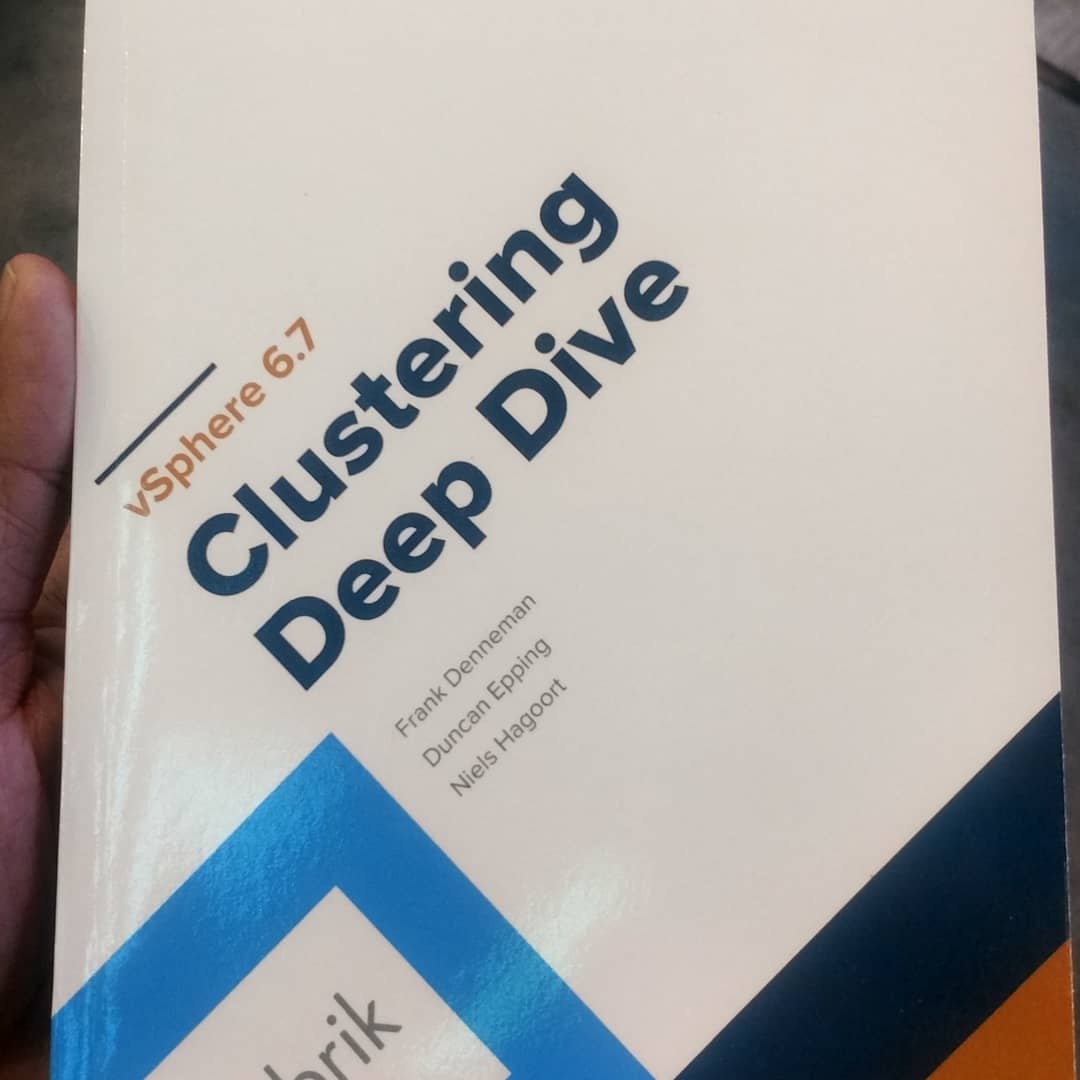 arlessantana's tweet image. Recebendo o livro #ClusteringDeepDive direto dos autores @NHagoort @FrankDenneman e @DuncanYB #VMworld2018