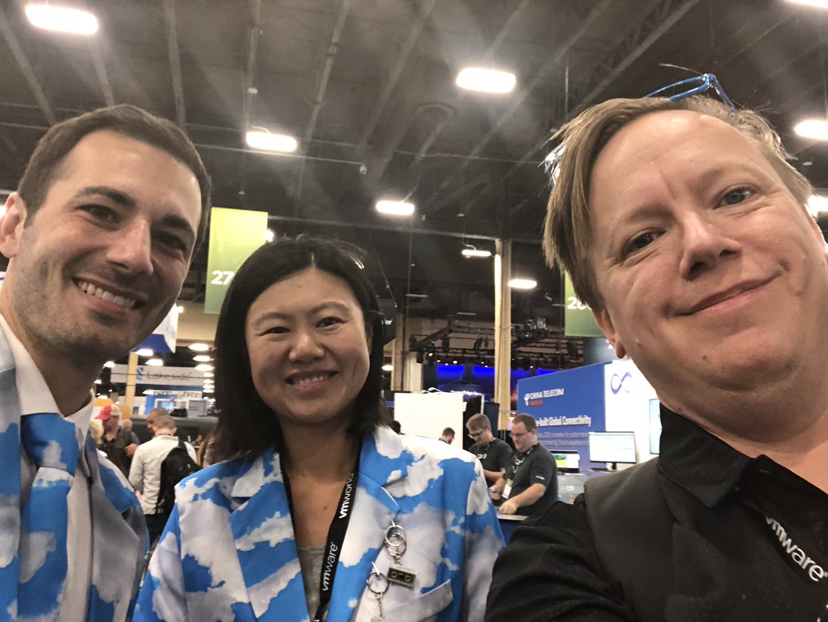 BillBaerwalde's tweet photo. Met up with #ContainerSquad @VMworld with @cloudnativeapps and @vmwarecode https://t.co/fKgEPBGjOd