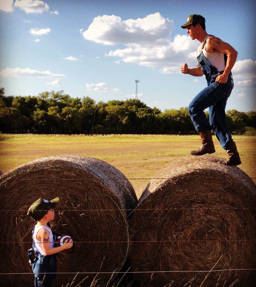 GrangerSmith's tweet photo. Football is back and that means it’s time for another season of Dip Em &amp; Pick Em! @Earldibblesjr brought a special guest for week 1. Tune in Tues night to @CBSSportsNet Inside College Football! https://t.co/uVQPwGEEZr