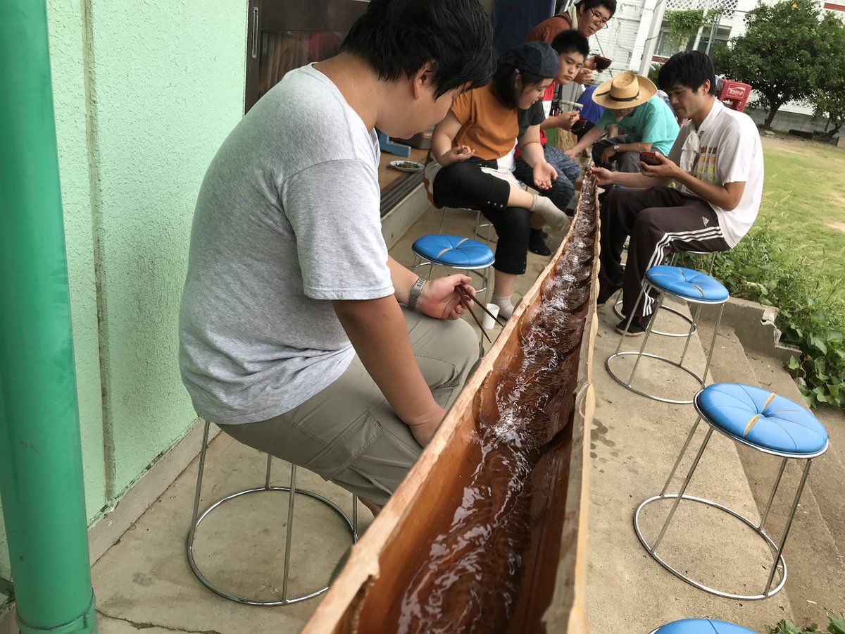 ゆうび小さな学園 今日は年に一度の流しそうめん そうめん以外にもいろんなものが流れてきたよ 雨予報の晴れ間に涼しめました