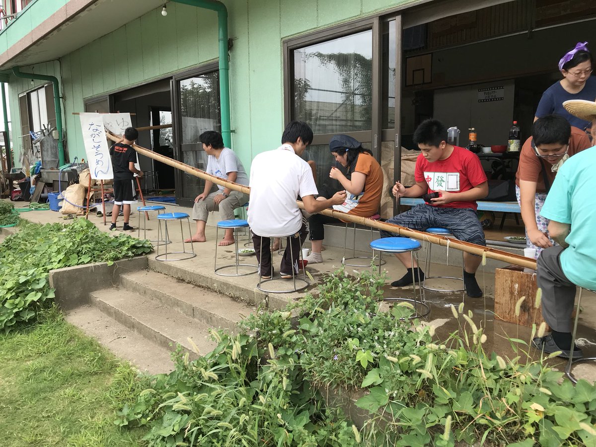 ゆうび小さな学園 今日は年に一度の流しそうめん そうめん以外にもいろんなものが流れてきたよ 雨予報の晴れ間に涼しめました