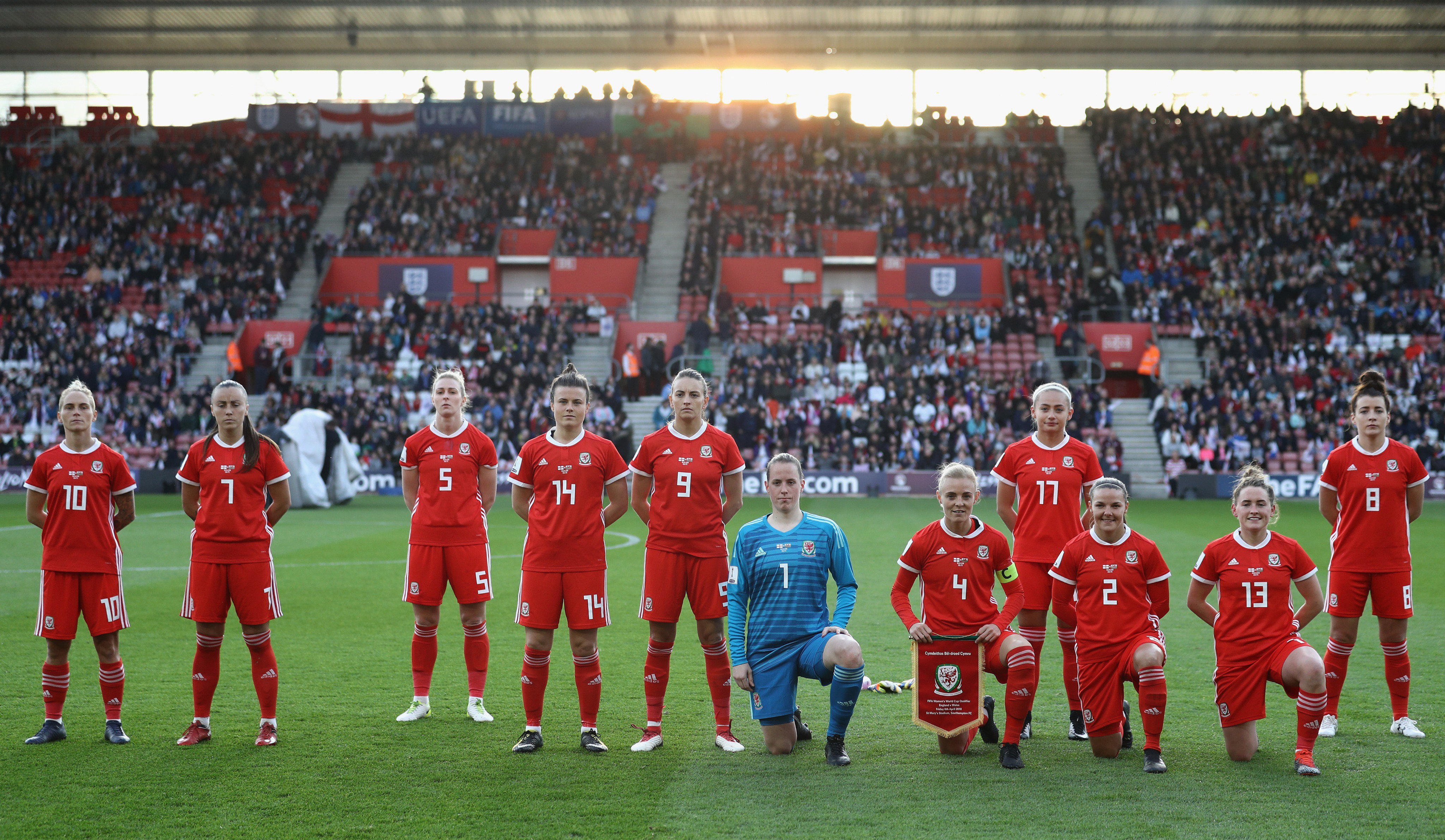 いと ウェールズ代表の集合写真は男子だけじゃなく女子も謎のフォーメーションなのか面白い Twitter