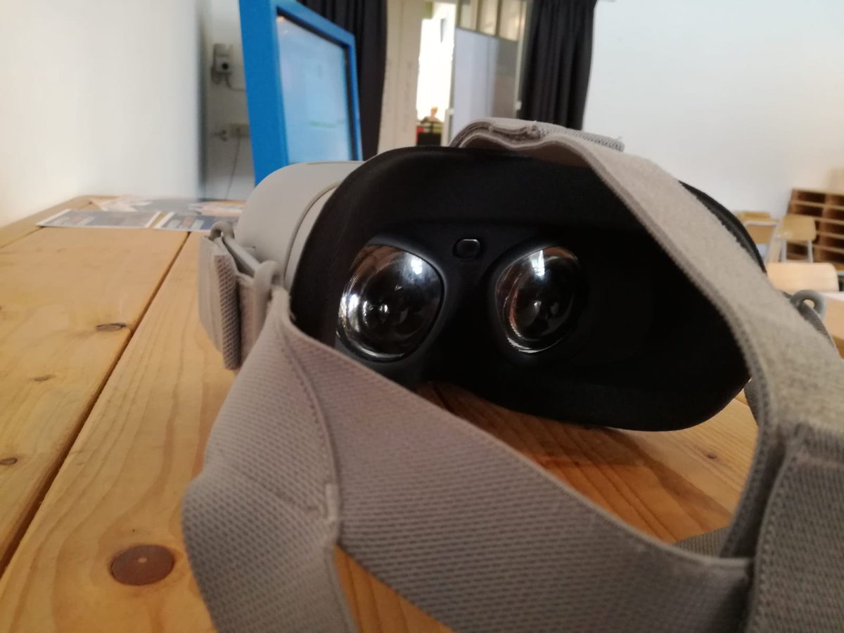 SmartCityDordt's tweet photo. "Zo, supergaaf dit! Had ik er ook maar een thuis" roept een bezoeker van het SmartLab bij het opzetten van een VR-bril. Ook benieuwd wat je kunt met nieuwe techonologie? Kom deze week nog op dinsdag- en donderdagmiddag naar het SmartLab in de bieb. https://t.co/MULoCeqFk6 https://t.co/boGJn1jqNj