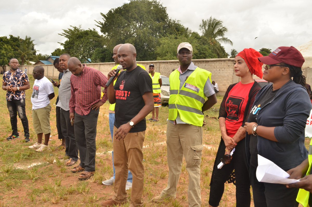 Huria_KE's tweet image. &quot;CHANGE your mindset
BELIEVE in yourself
BE Positive
ENJOY life.&quot;

&quot;#RESIST Drugs &amp;amp; CRIME&quot;
#CVEClinic #CVEPocketDictionary

@NCIC_Kenya @kefwaofficial @tendasasa @USAIDKenya @UNDPKenya @amkeniwakenya @Samba4Youth @UN_Women @UN @GenderInKenya 
@NACADAKenya #25coast