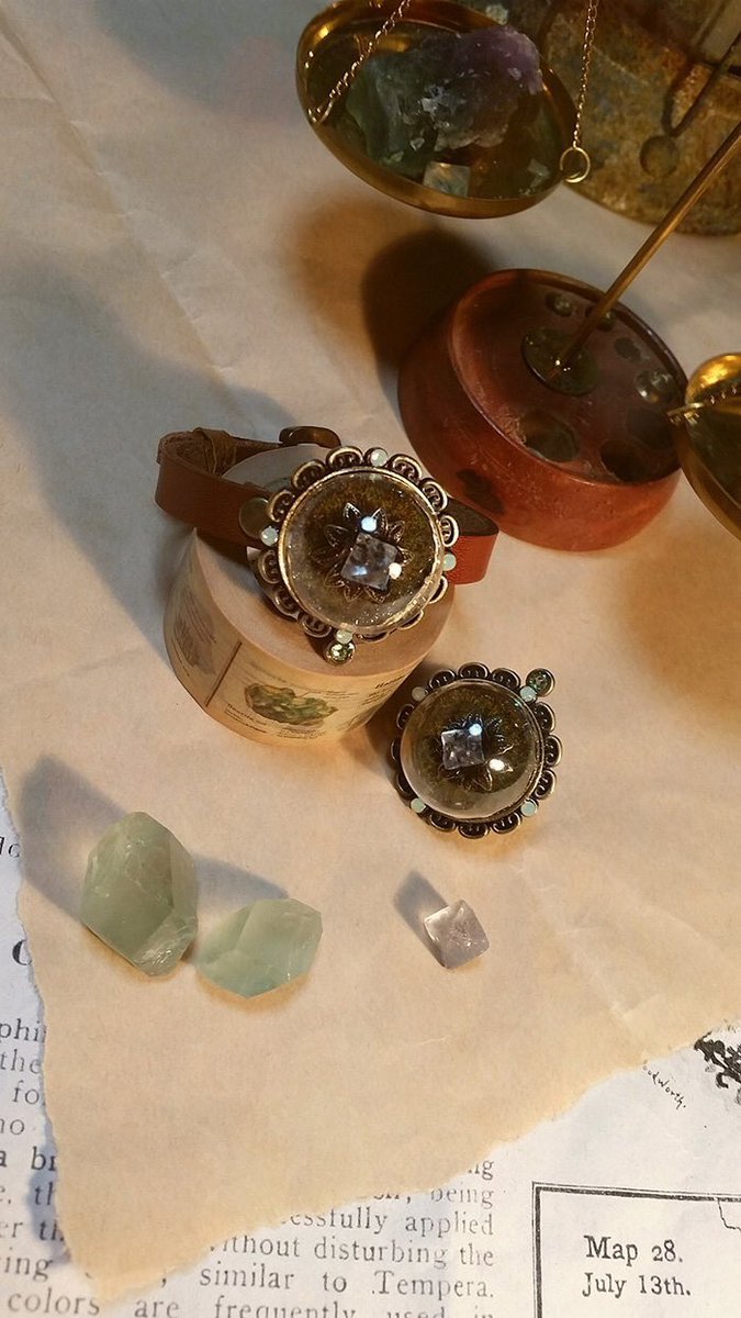 東急ハンズ心斎橋店 على تويتر 9 10 24 夜の博物館展 箱庭博物館さん Aries Zakka 1 迷宮コンパス ブレスレット ネックレス 闇に包まれたダンジョンを進む際には必ずお持ち下さい 魔力を注ぐと光る石が進むべき道を照らしてくれるでしょう 蛍石はブラックライト 東急ハンズ心斎橋店 على تويتر 9 10 24 夜の博物館展 箱庭博物館さん Aries Zakka 1 迷宮コンパス ブレスレット ネックレス 闇に包まれたダンジョンを進む際には必ずお持ち下さい 魔力を注ぐと光る石が進むべき道を照らしてくれるでしょう 蛍石はブラックライト