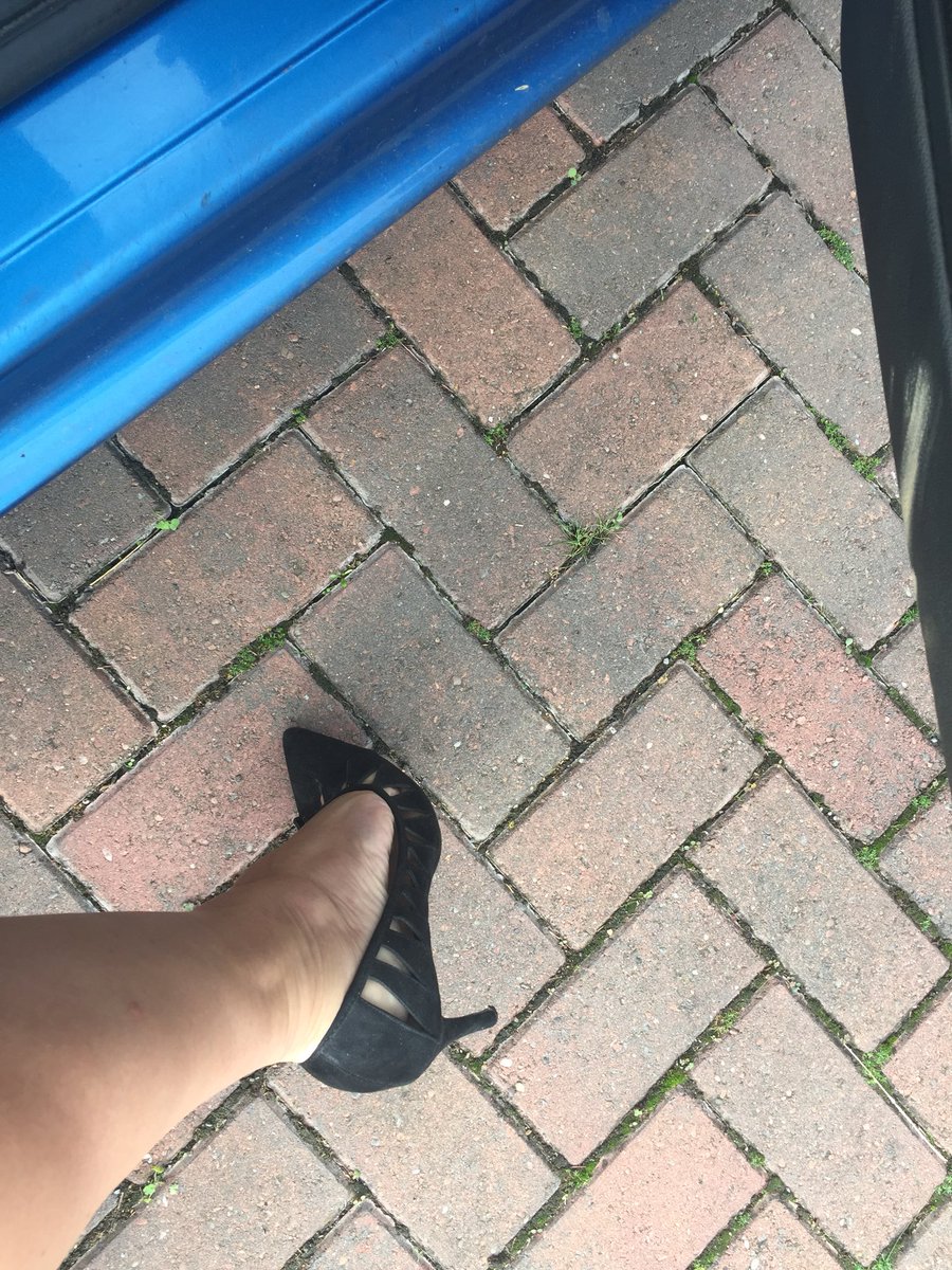 LesleyCKelly's tweet image. Back to work in heels #nomoreflipflops #winteriscoming