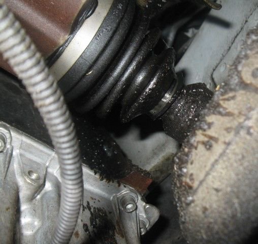 PaceAutoWerks's tweet image. A CV (constant velocity) boot is a rubber flexible boot that keeps water and dirt out of the joint and special grease inside the joint. When CVs split, they expel this grease, as can be seen on this VW Passat. 
#VW #Passat #CVBoot #PaceAutoWerks #WestPerth