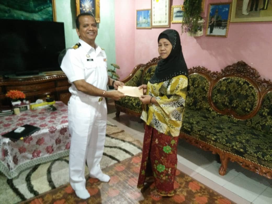 Sumbangan ikhlas dari Markas Armada Timur
#Kebajikan 
#NavyPrihatin 
<a href="/MPA_Timur/">HQ Eastern Fleet</a> 
<a href="/ARBA_My/">ARBA_RMN</a>