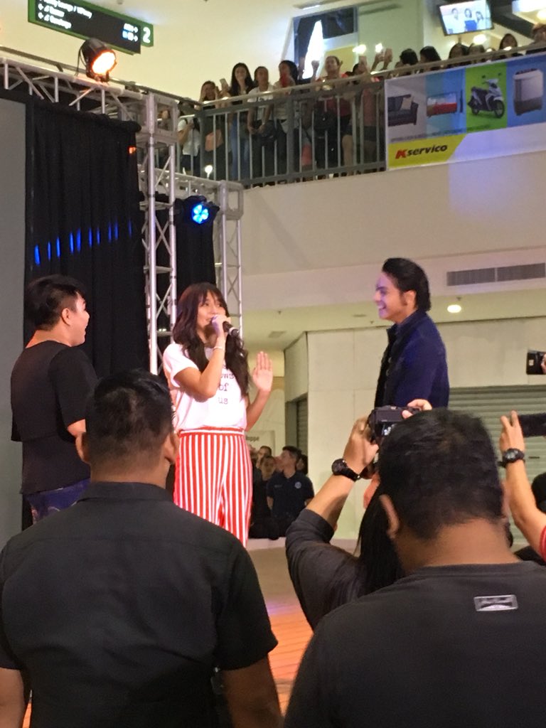 HartBenjamin1's tweet photo. โDi ko marinig, sobrang daming tao.โ -Dj // iba ang epekto ng KathNiel ๐ #TheHowsOfUsNationwideTHOUr https://t.co/IH3ylgpGQf