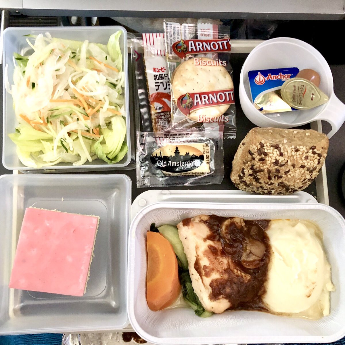北欧旅行フィンツアー Auf Twitter 機内食シリーズ スカンジナビア航空成田発コペンハーゲン行きに出た食事です パンが温かくてもちもちしておいしい Sas