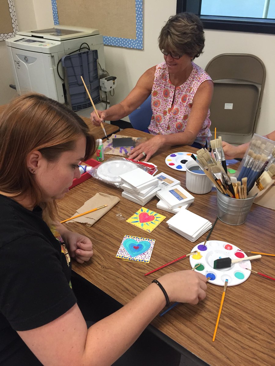 BryantGGUSD's tweet image. Keeping with @GGUSD’s theme to teach with ❤️, Bryant teachers expressed their creative sides today. #heartprint #tinyhearts #expression