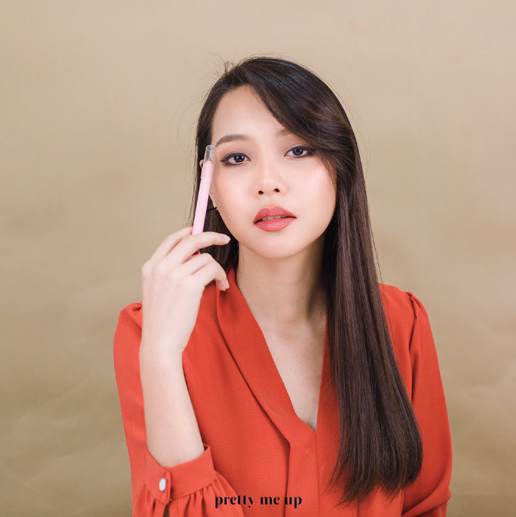pretty_me_up_'s tweet photo. วร้ายวร้ายเบาๆ Gentle(mean)lady look for today.
Lip : @XOXO_Makeup_TH lip pencil #08 brownie kiss (119 baht)
Eye : @WetnWildTH color icon #758 rose in the air (349 baht)
#prettymeup #mymakeup #makeup #beautyblog #lipstick #howtoperfect #review #lipstick #wetnwild #eyeshadow https://t.co/bcRivXbDeT